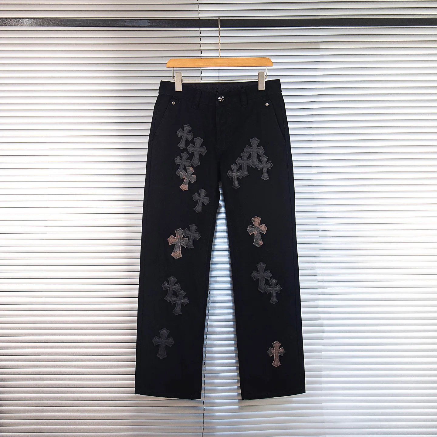 P260 Chrome Hearts丨Chrome Hearts Black and Brown Camouflage Cross Patched Leather Jeans - Full of exploring the ultimate in fashion, Chrome Hearts' new Chrome Hearts pants cleverly integrate camouflage crosses, camouflage crosses and other elements to break traditional boundaries. Mattyboy's clever fusion of overalls and khaki jeans, the same style, brings endless matching inspiration to fashionistas! Whether it is daily wear or a trendy try, these pants can bring you an excellent fashion experience. Style number: 1753# Color: casual black Size: 28 30 32 34